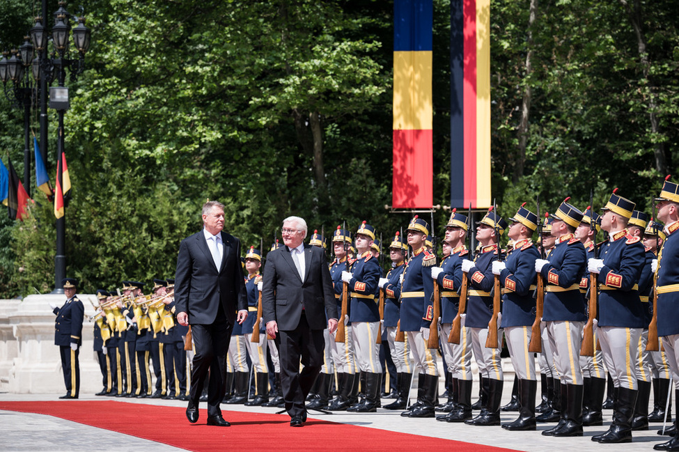 Der Präsidenten von Rumänien, Klaus Johannis, begrüßt Bundespräsident Frank-Walter Steinmeier mit militärischen Ehren