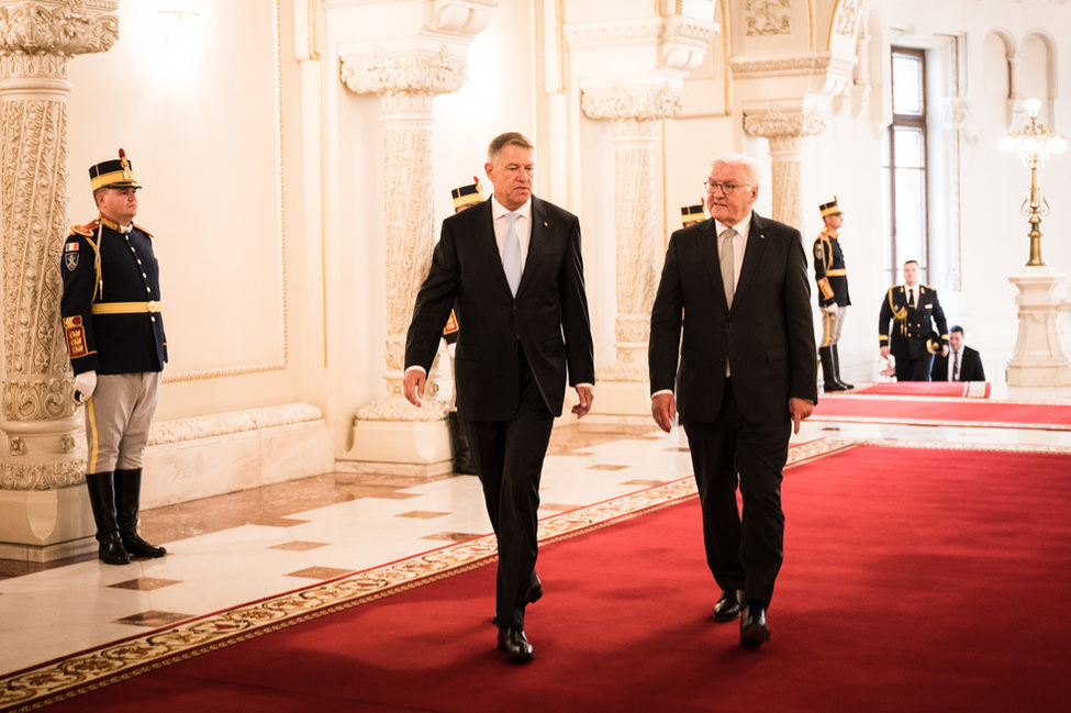 Der Präsidenten von Rumänien, Klaus Johannis, und Bundespräsident Frank-Walter Steinmeier gehen nebeneinander her
