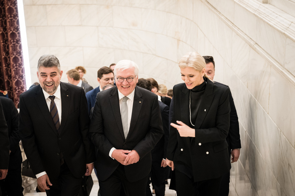 Bundespräsident Frank-Walter Steinmeier geht mit der Vorsitzenden des Senats von Rumänien (rechts) und dem Präsidenten der Abgeordnetenkammer (links) die Treppe hoch