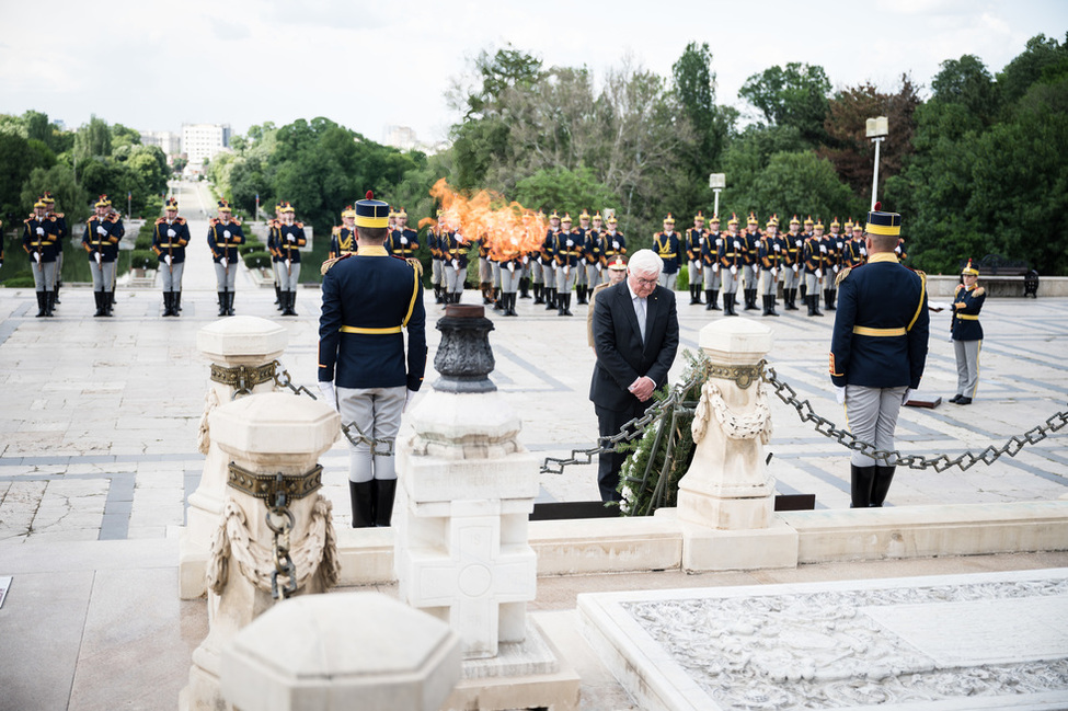 Bundespräsident Frank-Walter Steinmeier hält inne am Grabmal des Unbekannten Soldaten