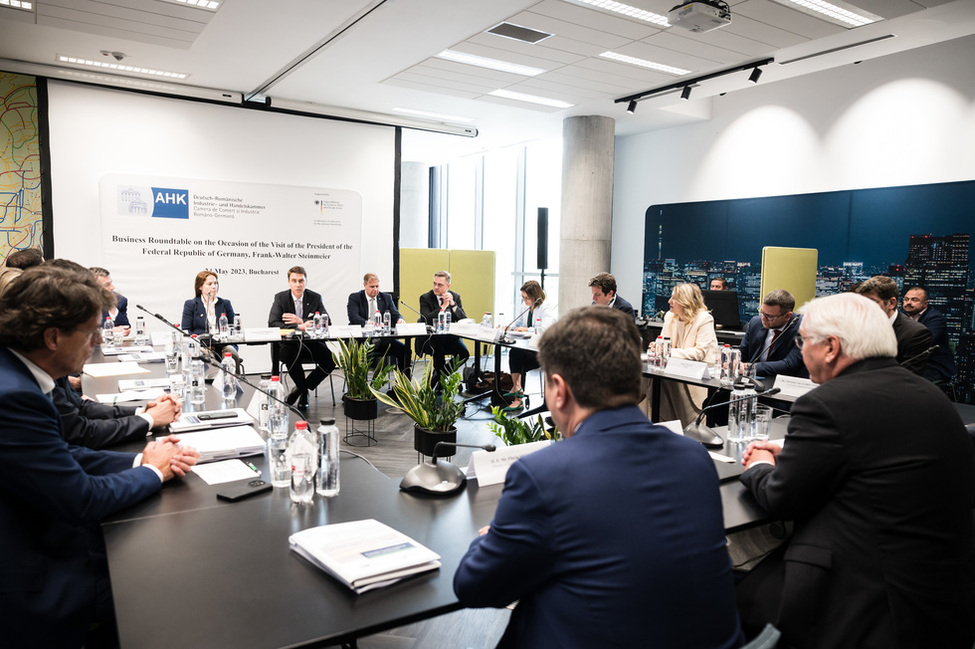 Bundespräsident Frank-Walter Steinmeier spricht mit Vertreterinnen und Vertretern der deutschen und rumänischen Wirtschaft