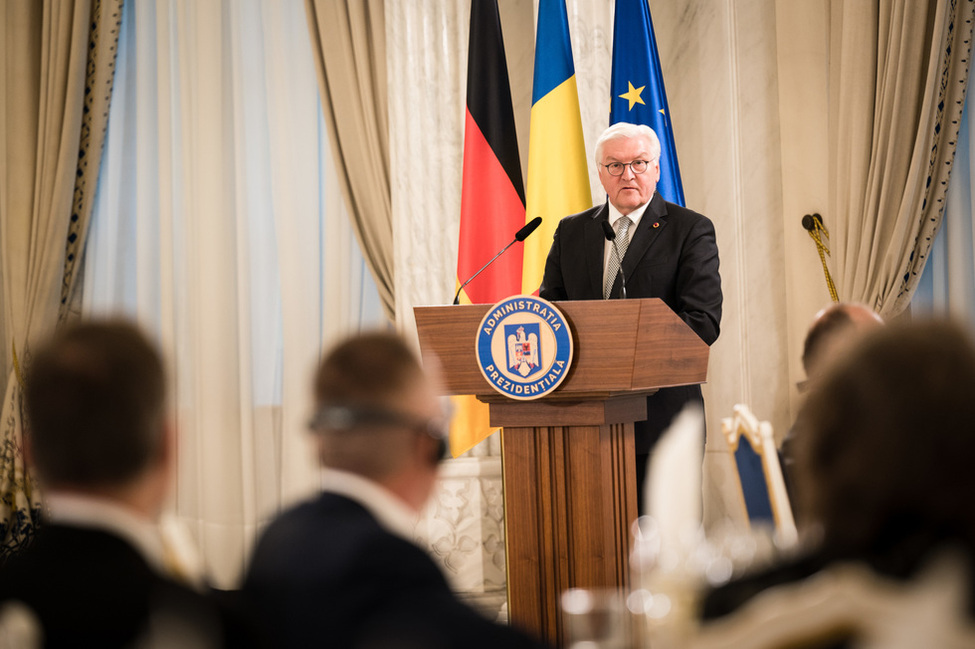 Bundespräsident Frank-Walter Steinmeier steht am Redepult und hält eine Ansprache beim Staatsbankett