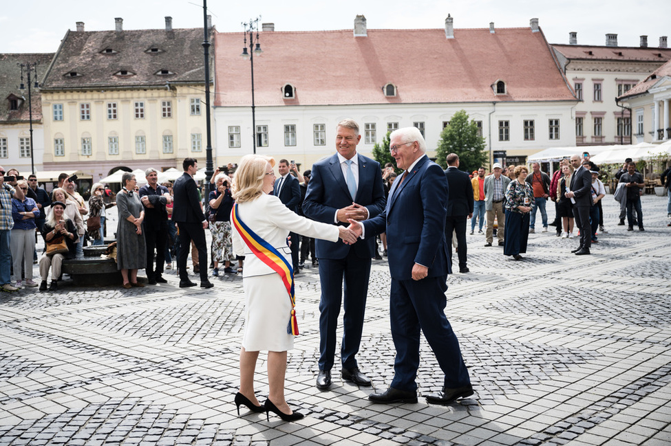 Die Bürgermeisterin von Hermannstadt, Astrid Fodor, begrüßt Bundespräsident Frank-Walter Steinmeier vor dem Rathaus