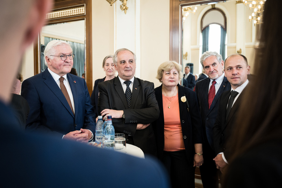  Bundespräsident Frank-Walter Steinmeier unterhält sich mit mit Vertreterinnen und Vertretern des Demokratischen Forums der Deutschen in Rumänien
