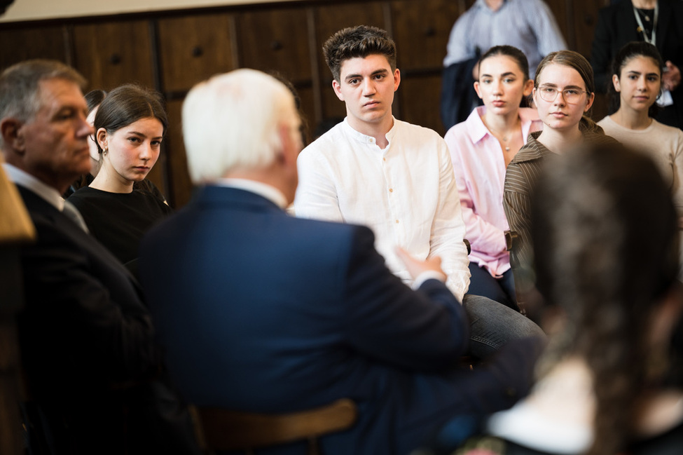  Bundespräsident Frank-Walter Steinmeier spricht mit Schülerinnen und Schülern 