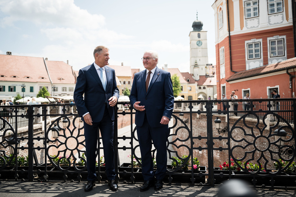 Der Bundespräsident und der rumänische Präsident Klaus Johannis auf einer Brücke in Hermannstadt
