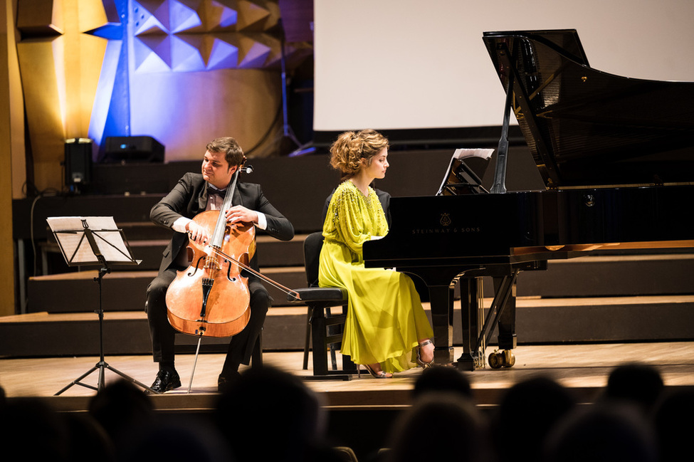 Ein Cellist und eine Klavierspielerin auf der Bühne