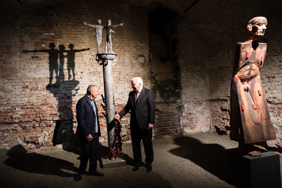 Bundespräsident Steinmeier schaut sich eine Skulptur-Ausstellung an