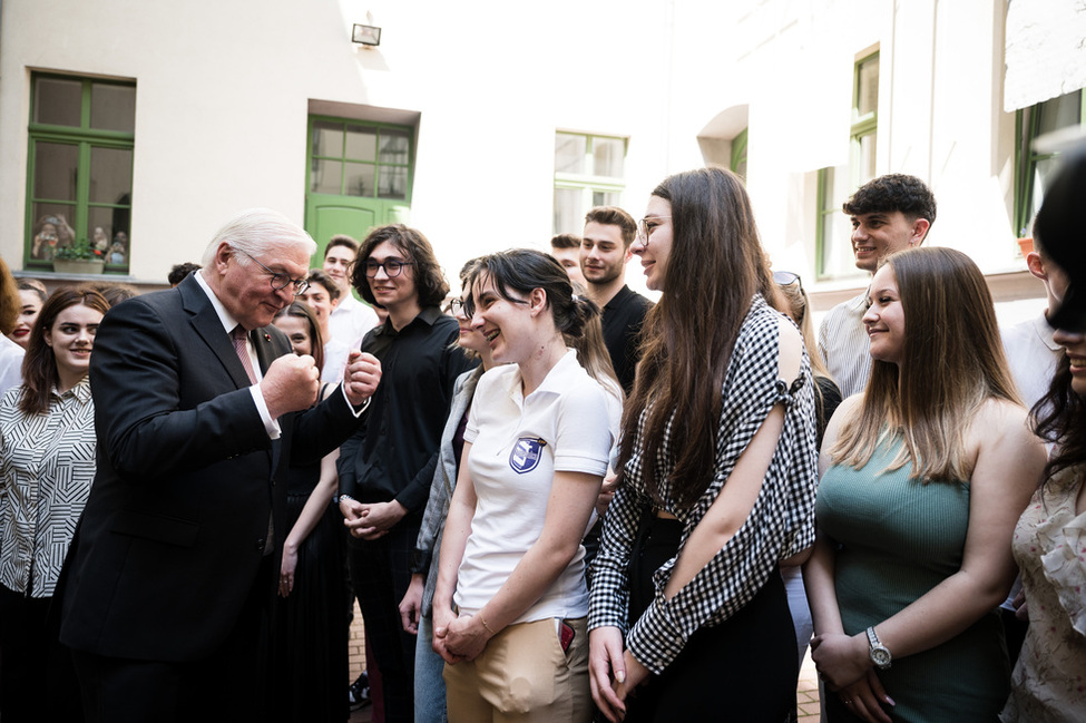 Bundespräsident Steinmeier spricht mit Schülerinnen und Schülern