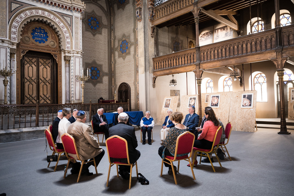 Bundespräsident Steinmeier sitzt in einem Stuhlkreis in einer Synagoge