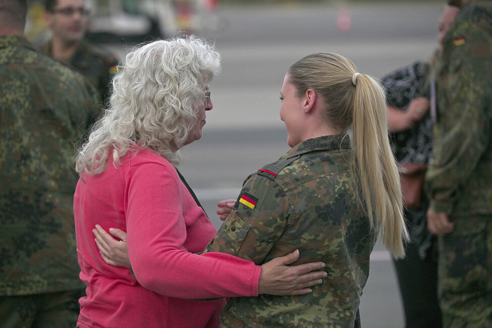 Bundeswehrsoldatin trifft ihre Angehörige, die den Bundespräsidenten auf der Reise begleitet