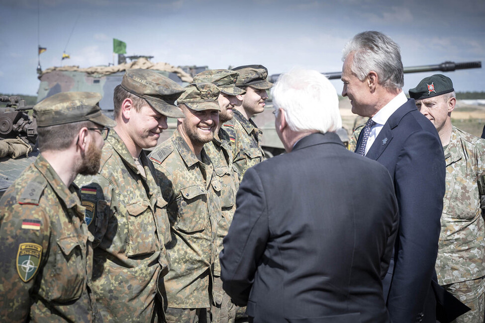 Besuch einer Übung der multinationalen Battlegroup enhanced Forward Presence (eFP) Litauen, zusammen mit dem litauischen Präsidenten