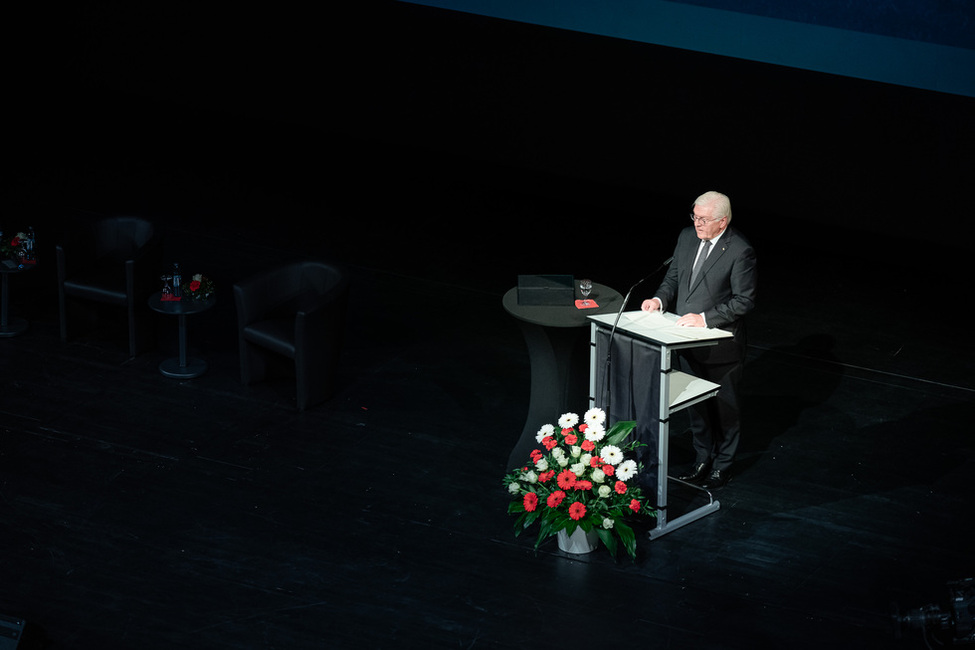 Bundespräsident Steinmeier hält im Theater und Konzerthaus Solingen eine Gedenkrede für die Opfer des Brandschlags vor 30 Jahren