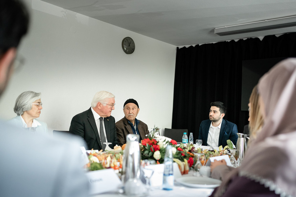 Bundespräsident Steinmeier im Gespräch mit Hinterbliebenen und Betroffenen