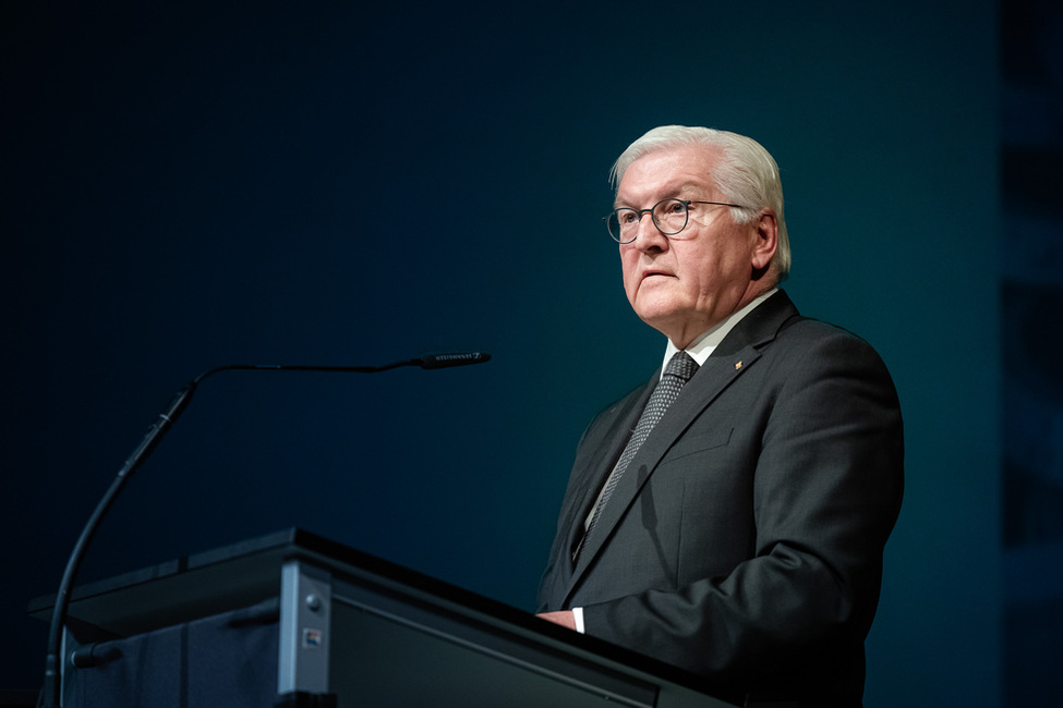 Bundespräsident Steinmeier redet an einem Pult