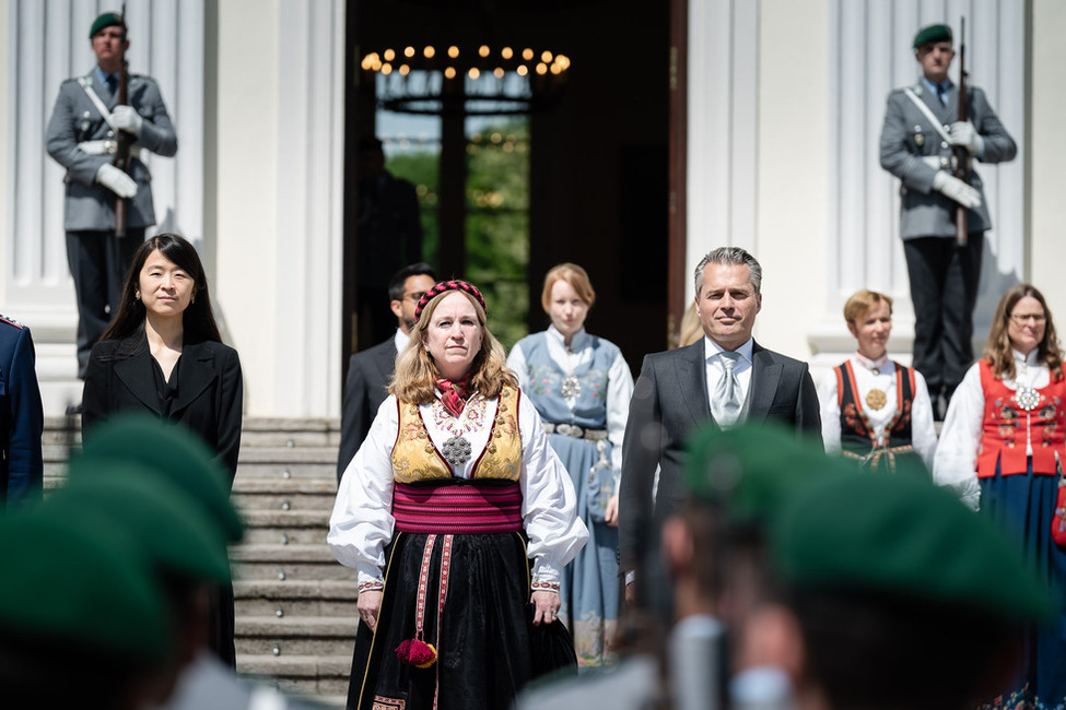 Kleines militärisches Zeremoniell für die neue Botschafterin des Königreichs Norwegen, Laila Hilde Stenseng, nach ihrer Akkreditierung