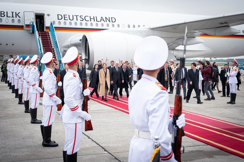 Bundespräsident Steinmeier und Elke Büdenbender werden am Flughafen in Hanoi mit militärischen Ehren begrüßt (© Bundesregierung/Guido Bergmann) Bundespräsident Steinmeier und Elke Büdenbender werden am Flughafen in Hanoi mit militärischen Ehren begrüßt