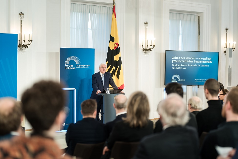 Bundespräsident Frank-Walter Steinmeier steht vor dem Publikum im Großen Saal des Schloss Bellevue am Rednerpult und hält eine Rede (© Bundesregierung/Jesco Denzel) Bundespräsident Frank-Walter Steinmeier steht vor dem Publikum im Großen Saal des Schloss Bellevue am Rednerpult und hält eine Rede