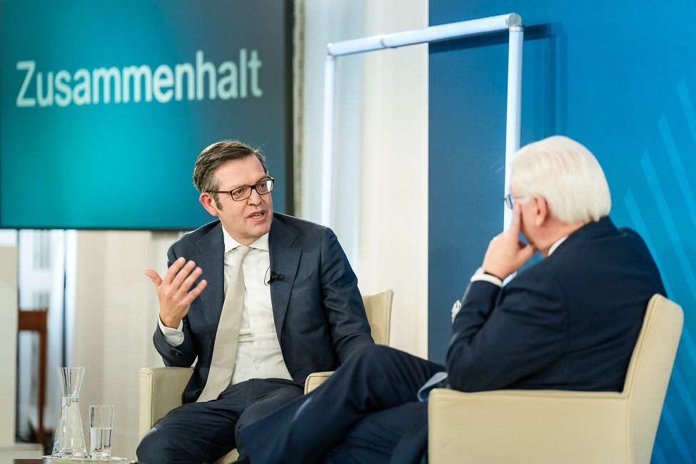 Steffen Mau (links), Professor an der Humboldt-Universität Berlin, im Podiumsgespräch mit Bundespräsident Steinmeier (© Bundesregierung/Jesco Denzel) Steffen Mau (links), Professor an der Humboldt-Universität Berlin, im Podiumsgespräch mit Bundespräsident Steinmeier