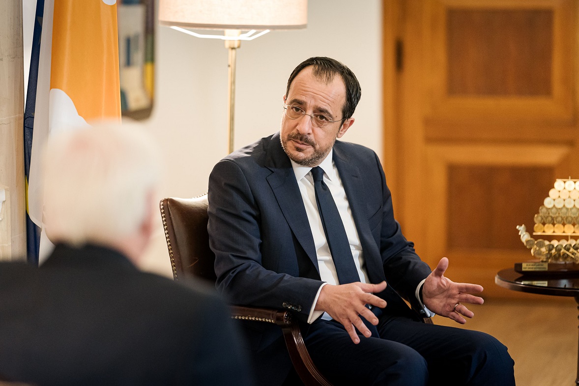 Bundespräsident Steinmeier und der Präsident der Republik Zypern, Nikos Christodoulides, sitzen bei einem Gespräch unter vier Augen zusammen (© Bundesregierung/Jesco Denzel) Bundespräsident Steinmeier und der Präsident der Republik Zypern, Nikos Christodoulides, sitzen bei einem Gespräch unter vier Augen zusammen
