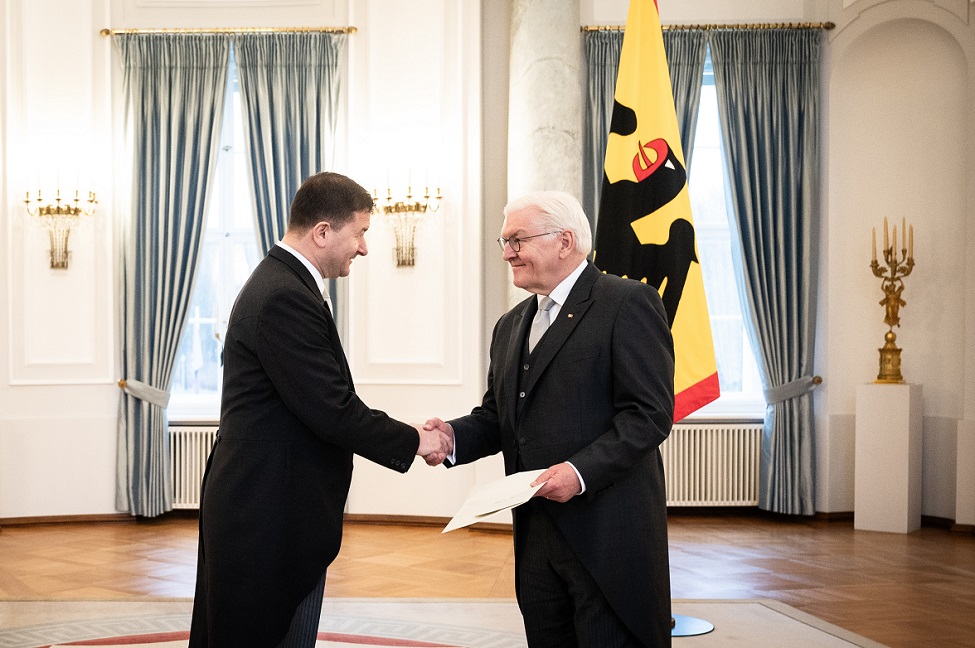 Bundespräsident Frank-Walter Steinmeier und der Botschafter der Republik Nordmazedonien, Ylber Sela, bei der Übergabe des Beglaubigungsschreibens im Langhanssaal (© Bundesregierung/Sandra Steins) Bundespräsident Frank-Walter Steinmeier und der Botschafter der Republik Nordmazedonien, Ylber Sela, bei der Übergabe des Beglaubigungsschreibens im Langhanssaal