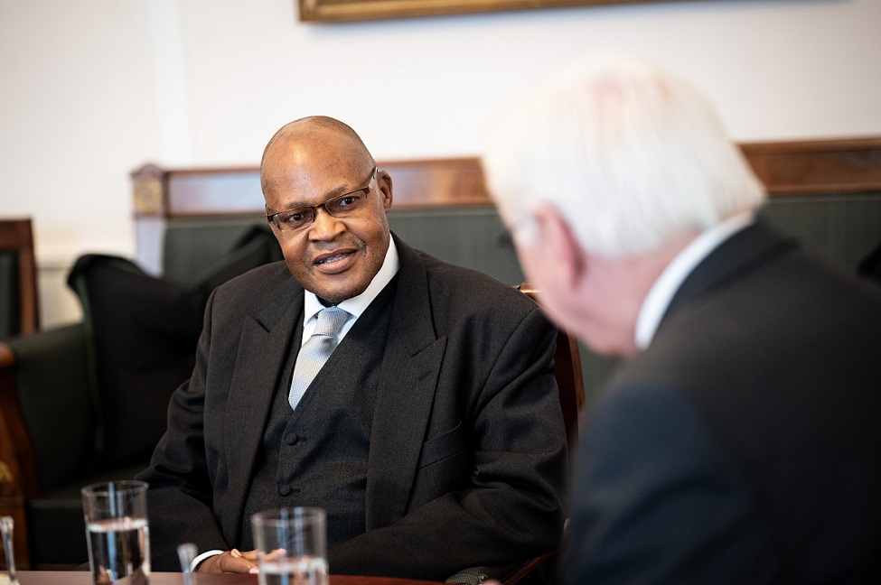 Bundespräsident Frank-Walter Steinmeier im Gespräch mit dem Botschafter der Republik Botsuana, John-Thomas Dipowe, im Rahmen der Akkreditierung (© Bundesregierung/Sandra Steins) Bundespräsident Frank-Walter Steinmeier im Gespräch mit dem Botschafter der Republik Botsuana, John-Thomas Dipowe, im Rahmen der Akkreditierung