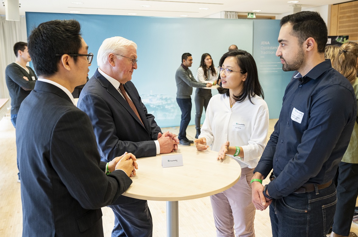 Bundespräsident Frank-Walter Steinmeier steht gemeinsam mit Studierenden und Promovierenden an einem Stehtisch (© Bundesregierung/Guido Bergmann) Bundespräsident Frank-Walter Steinmeier steht gemeinsam mit Studierenden und Promovierenden an einem Stehtisch