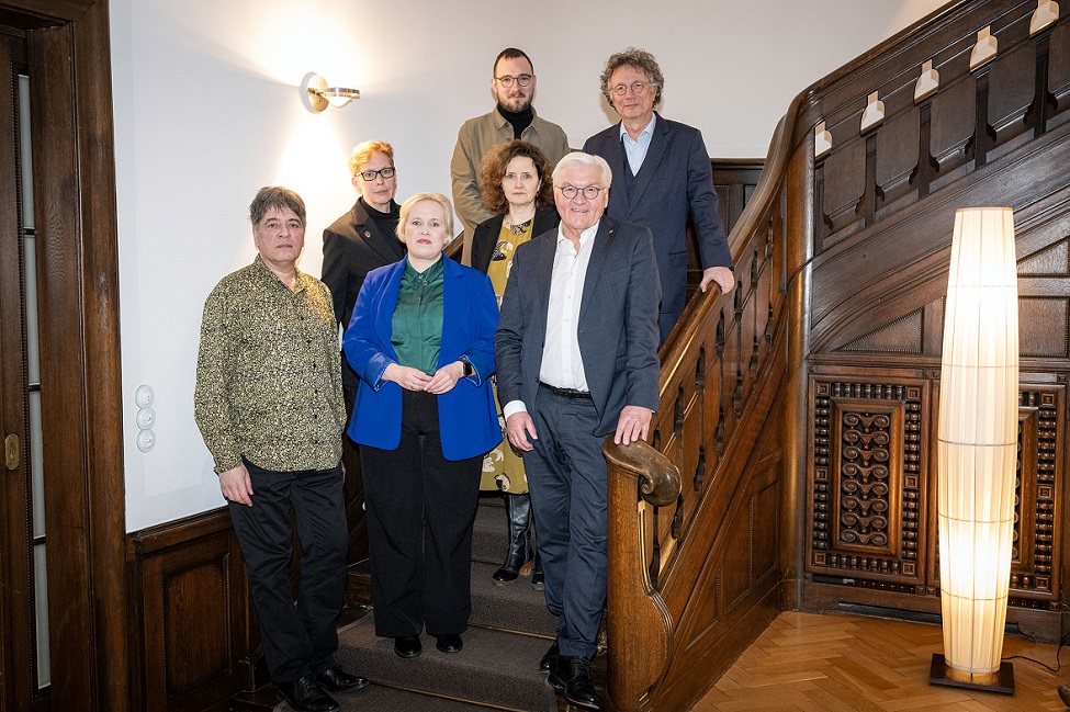 Bundespräsident Frank-Walter Steinmeier tauschte sich mit den Autorinnen und Autoren Marcel Beyer, Manja Präkels, Anne Rabe, Lukas Rietzschel, Julia Schoch und Ingo Schulze aus. (© Bundesregierung/Guido Bergmann) Bundespräsident Frank-Walter Steinmeier tauschte sich mit den Autorinnen und Autoren Marcel Beyer, Manja Präkels, Anne Rabe, Lukas Rietzschel, Julia Schoch und Ingo Schulze aus.