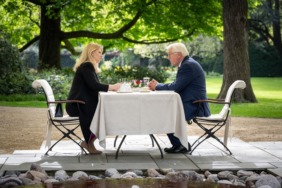 Bundespräsident Frank-Walter Steinmeier und die Präsidentin der Slowakischen Republik, Zuzana Čaputová, sprechen am Tisch im Schlosspark von Schloss Bellevue (© Bundesregierung/Guido Bergmann) Bundespräsident Frank-Walter Steinmeier und die Präsidentin der Slowakischen Republik, Zuzana Čaputová, sprechen am Tisch im Schlosspark von Schloss Bellevue