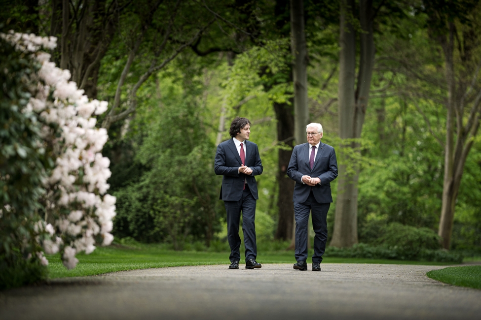 Bundespräsident Steinmeier läuft mit Georgiens Ministerpräsident Irakli Kobachidse im Schlosspark Bellevue (© Bundesregierung/Denzel) Bundespräsident Steinmeier läuft mit Georgiens Ministerpräsident Irakli Kobachidse im Schlosspark Bellevue
