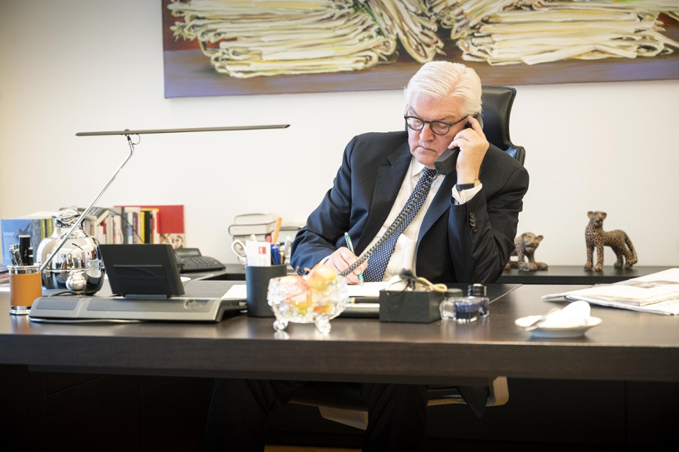 Archivbild: Bundespräsident Frank-Walter Steinmeier telefoniert an seinem Schreibtisch in Schloss Bellevue. (© Bundesregierung/Guido Bergmann) Archivbild: Bundespräsident Frank-Walter Steinmeier telefoniert an seinem Schreibtisch in Schloss Bellevue.