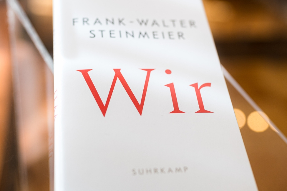 Das Buch "Wir" bei seiner Vorstellung in Schloss Bellevue (© Bundesregierung/Jesco Denzel) Das Buch "Wir" bei seiner Vorstellung in Schloss Bellevue