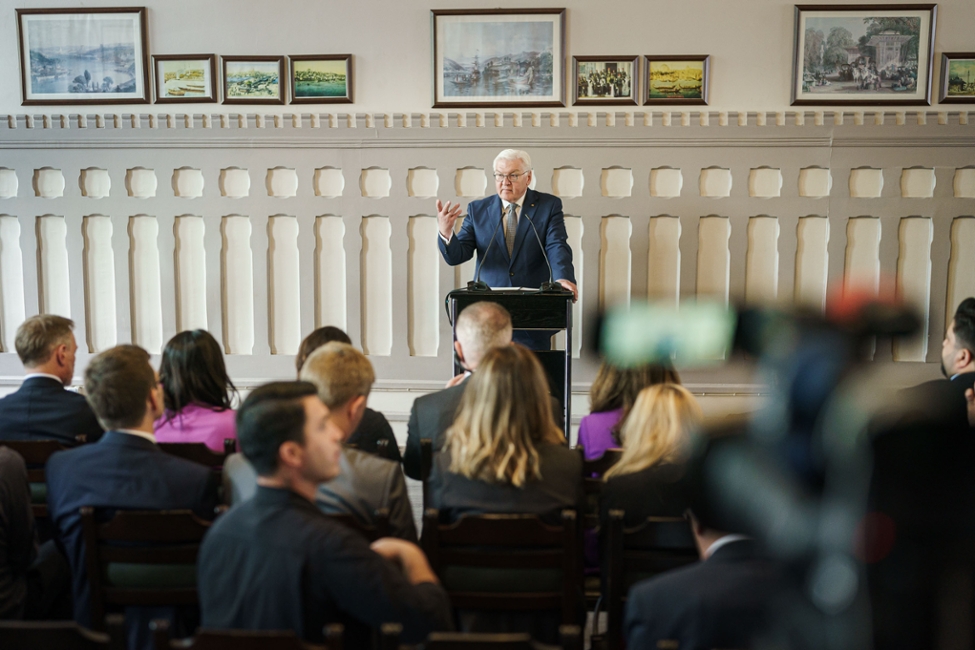 Bundespräsident Steinmeier hält eine Ansprache bei seinem Besuch des Bahnhofs Sirkeci 