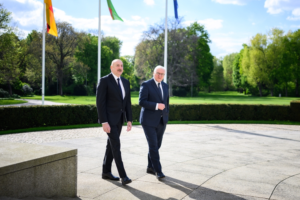 Bundespräsident Steinmeier spricht bei einem Spaziergang mit dem Präsidenten der Republik Aserbaidschan, Ilham Aliyev, vor Schloss Bellevue (© Bundesregierung/Marvin Ibo Güngör) Bundespräsident Steinmeier spricht bei einem Spaziergang mit dem Präsidenten der Republik Aserbaidschan, Ilham Aliyev, vor Schloss Bellevue