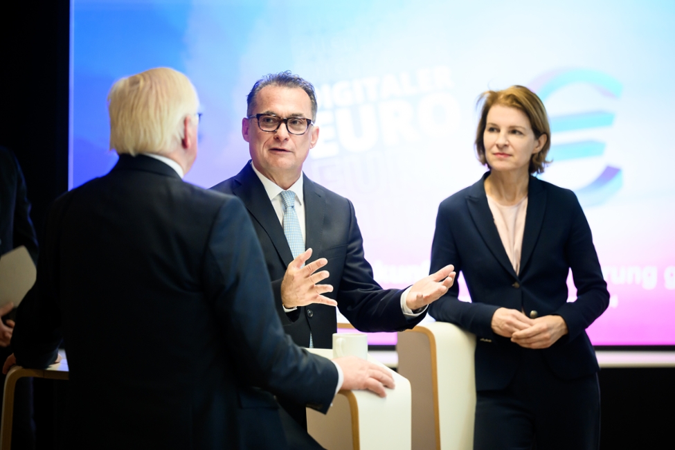 Bundesbank-Präsident Dr. Joachim Nagel (Mitte) und Dr. Alexandra Hachtmeister (rechts) präsentieren Bundespräsident Steinmeier das Projekt "Digitaler Euro"