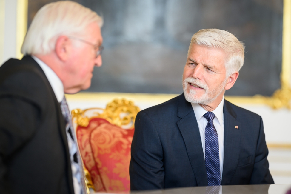 Bundespräsident Steinmeier spricht mit dem Präsidenten der Tschechischen Republik, Petr Pavel, in der Prager Burg (© Bundesregierung/Marvin Ibo Güngör) Bundespräsident Steinmeier spricht mit dem Präsidenten der Tschechischen Republik, Petr Pavel, in der Prager Burg