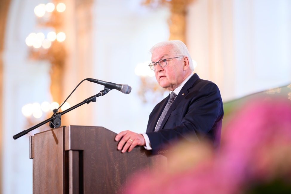 Bundespräsident Steinmeier hält eine Rede bei einer Konferenz in der Prager Burg (© Bundesregierung/Marvin Ibo Güngör) Bundespräsident Steinmeier hält eine Rede bei einer Konferenz in der Prager Burg