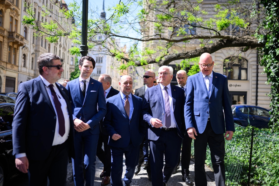 Bundespräsident Steinmeier bei einem Rundgang durch das Jüdische Viertel Prags (© Bundesregierung/Marvin Ibo Güngör) Bundespräsident Steinmeier bei einem Rundgang durch das Jüdische Viertel Prags