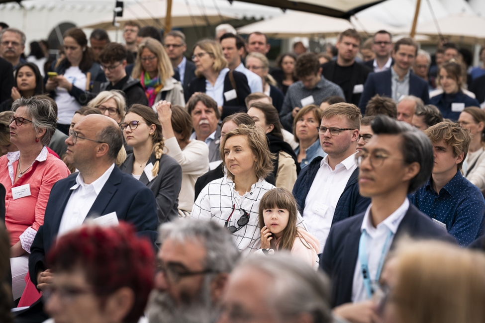Zuschauerinnen und Zuschauer verfolgen das Diskussionpanel mit dem Bundespräsidenten im Park von Schloss Bellevue (© Bundesregierung/Steffen Kugler) Zuschauerinnen und Zuschauer verfolgen das Diskussionpanel mit dem Bundespräsidenten im Park von Schloss Bellevue