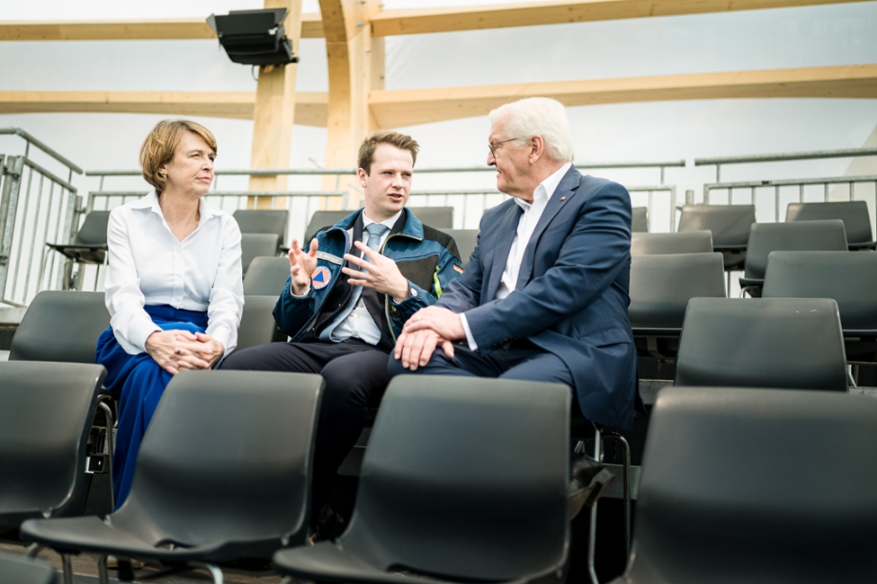 Bundespräsident Steinmeier (rechts) und Elke Büdenbender (links) im Gespräch mit Nils Machinia, Referent im Sanitätsdienst des Bundesamtes für Bevölkerungsschutz und Katastrophenhilfe (Mitte) (© Bundesregierung/Denzel) Bundespräsident Steinmeier (rechts) und Elke Büdenbender (links) im Gespräch mit Nils Machinia, Referent im Sanitätsdienst des Bundesamtes für Bevölkerungsschutz und Katastrophenhilfe (Mitte)