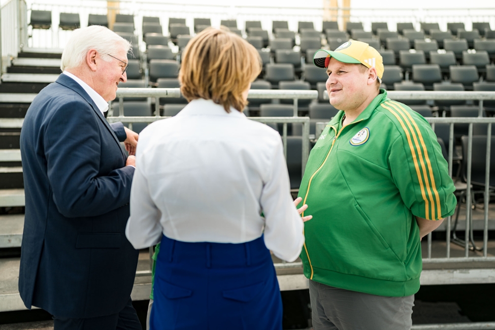 Bundespräsident Steinmeier (links) und Elke Büdenbender (Mitte) im Gespräch mit Dennis Mellentin, Volunteer bei der EURO 2024 (rechts) (© Bundesregierung/Denzel) Bundespräsident Steinmeier (links) und Elke Büdenbender (Mitte) im Gespräch mit Dennis Mellentin, Volunteer bei der EURO 2024 (rechts)
