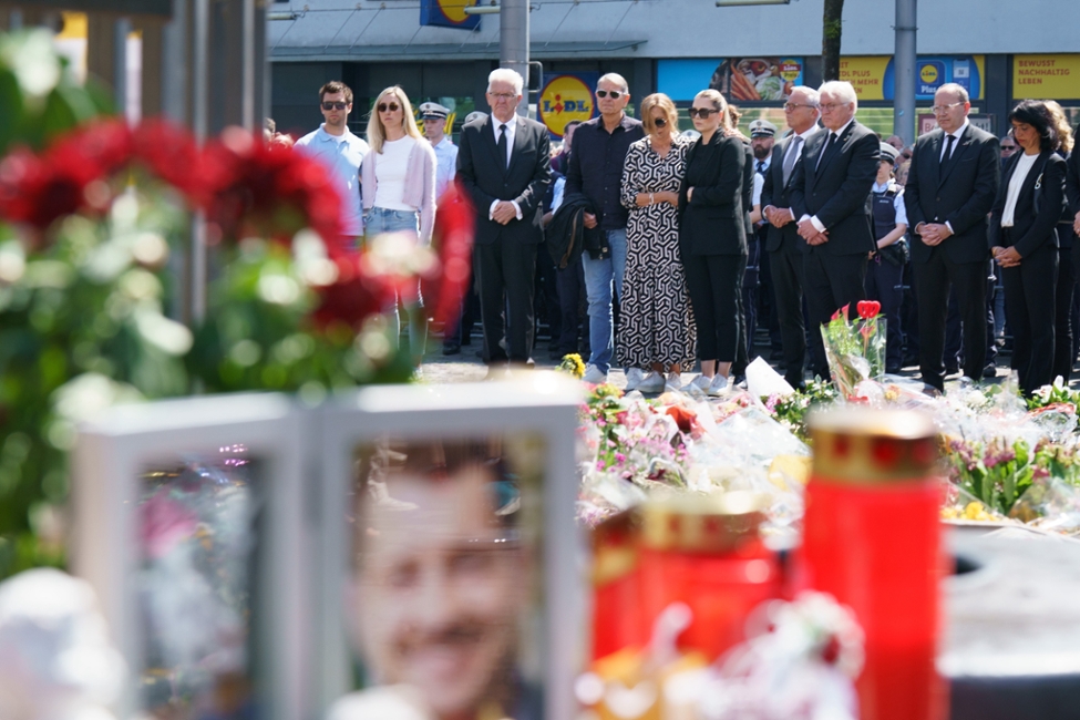Bundespräsident Steinmeier nimmt in Mannheim an einer Schweigeminute und Kranzniederlegung für den getöteten Polizeibeamten Rouven L. teil (© Bundesregierung/Steffen Kugler) Bundespräsident Steinmeier nimmt in Mannheim an einer Schweigeminute und Kranzniederlegung für den getöteten Polizeibeamten Rouven L. teil