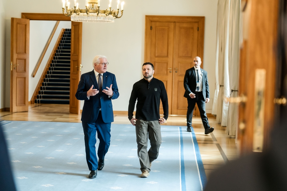 Bundespräsident Steinmeier und der Präsident der Ukraine, Wolodymyr Selensky, unterhalten sich (© Bundesregierung/Jesco Denzel) Bundespräsident Steinmeier und der Präsident der Ukraine, Wolodymyr Selensky, unterhalten sich