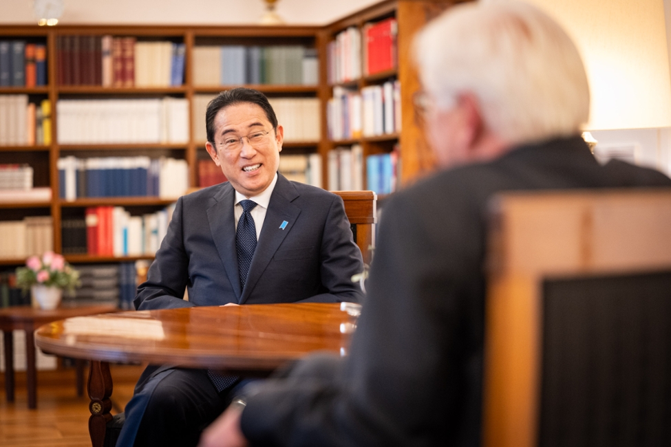 Bundespräsident Steinmeier im Gespräch mit dem Ministerpräsidenten von Japan, Fumio Kishida. (© Bundesregierung/Guido Bergmann) Bundespräsident Steinmeier im Gespräch mit dem Ministerpräsidenten von Japan, Fumio Kishida.