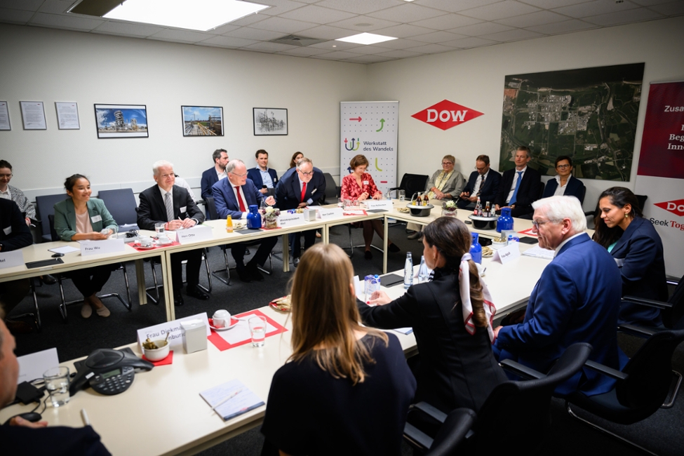 Bundespräsident Steinmeierim gespräch mit Expertinnen und Experten (© Bundesregierung/Güngör) Bundespräsident Steinmeierim gespräch mit Expertinnen und Experten