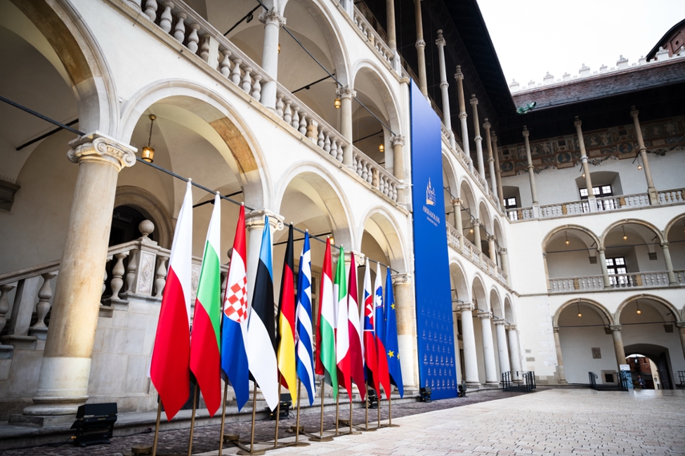 Auf dem Hof des Krakauer Wawel-Schlossel stehen die Flaggen der zur Arraiolos-Gruppe gehörenden Staaten. (© Bundesregierung/Sandra Steins) Auf dem Hof des Krakauer Wawel-Schlossel stehen die Flaggen der zur Arraiolos-Gruppe gehörenden Staaten.