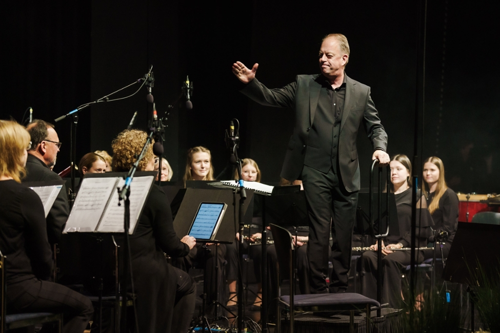 Auf der Bühne musiziert ein Jugendmusikensemble unter Leitung von Ivo Weijmans, der dirigierend einen Arm hebt (© Bundesregierung/Denzel) Auf der Bühne musiziert ein Jugendmusikensemble unter Leitung von Ivo Weijmans, der dirigierend einen Arm hebt