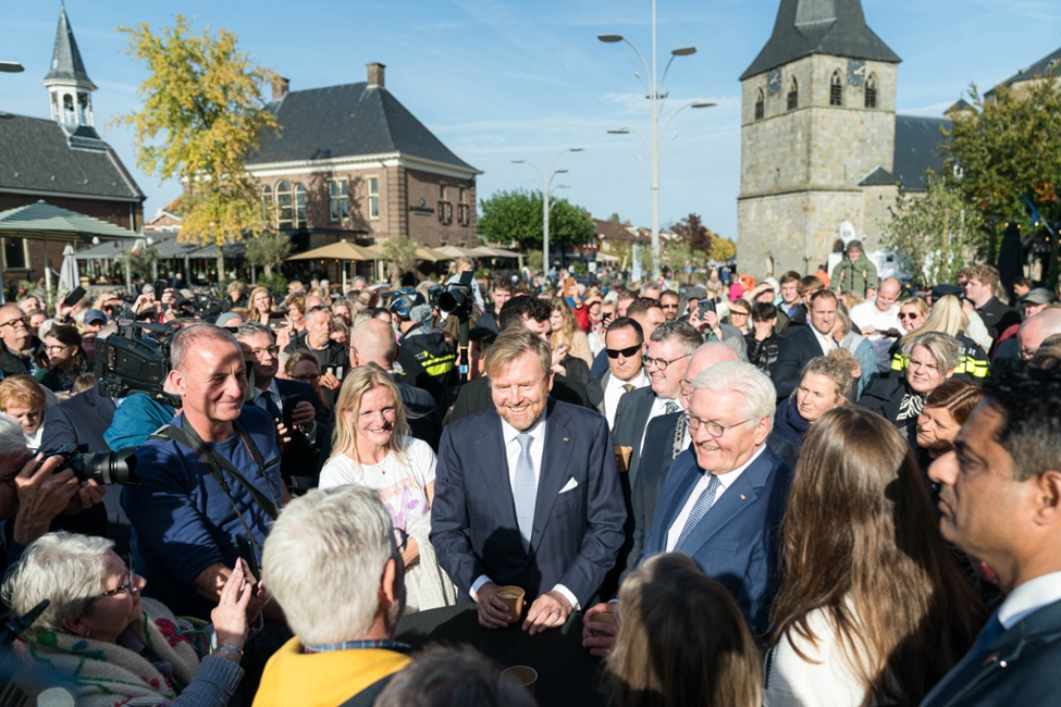 Begrüßung durch den König der Niederlande, Willem-Alexander, und Begegnung mit Bürgerinnen und Bürgern (© Bundesregierung/Denzel) Begrüßung durch den König der Niederlande, Willem-Alexander, und Begegnung mit Bürgerinnen und Bürgern