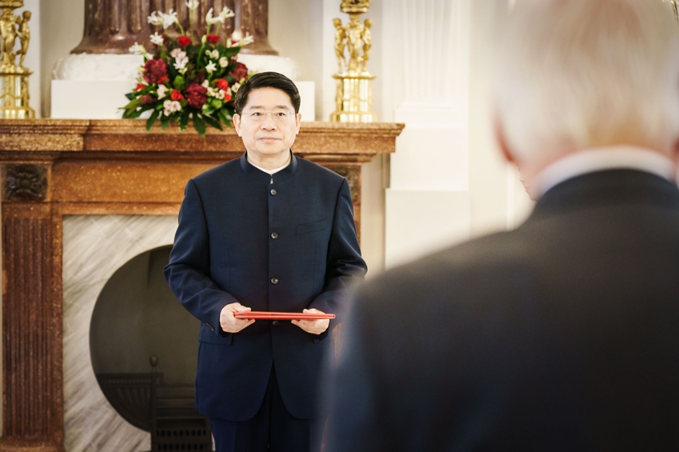 Der neu zu akkreditierende Botschafter der Volksrepublik China, Deng Hongbo, vor der Übergabe seines Beglaubigungsschreibens an Bundespräsident Steinmeier (© Bundesregierung/Denzel) Der neu zu akkreditierende Botschafter der Volksrepublik China, Deng Hongbo, vor der Übergabe seines Beglaubigungsschreibens an Bundespräsident Steinmeier