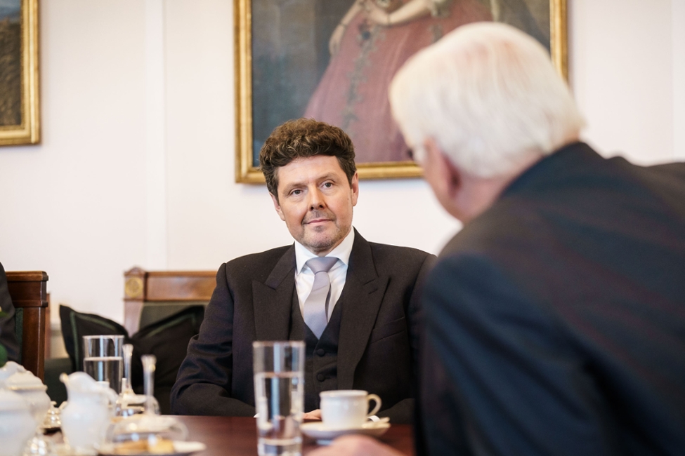 Der neu akkreditierte Botschafter der tschechischen Republik, Jiří Čistecký, während des Gesprächs mit Bundespräsident Steinmeier in dessen Amtszimmer (© Bundesregierung/Denzel) Der neu akkreditierte Botschafter der tschechischen Republik, Jiří Čistecký, während des Gesprächs mit Bundespräsident Steinmeier in dessen Amtszimmer